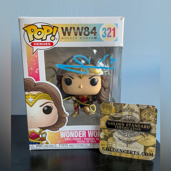 Gal Gadot signed Funko Pop! #321 Wonder Woman with COA - Picture 2 of 8